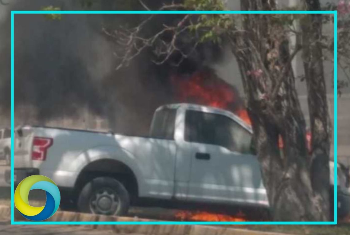Se incendia una camioneta al parecer de la FGE en Chetumal