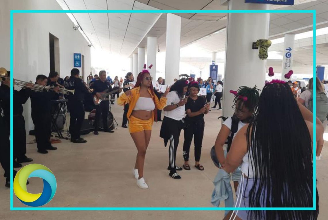 Orquesta de la SSP Quintana Roo reciben a turistas en el Aeropuerto de Cancún