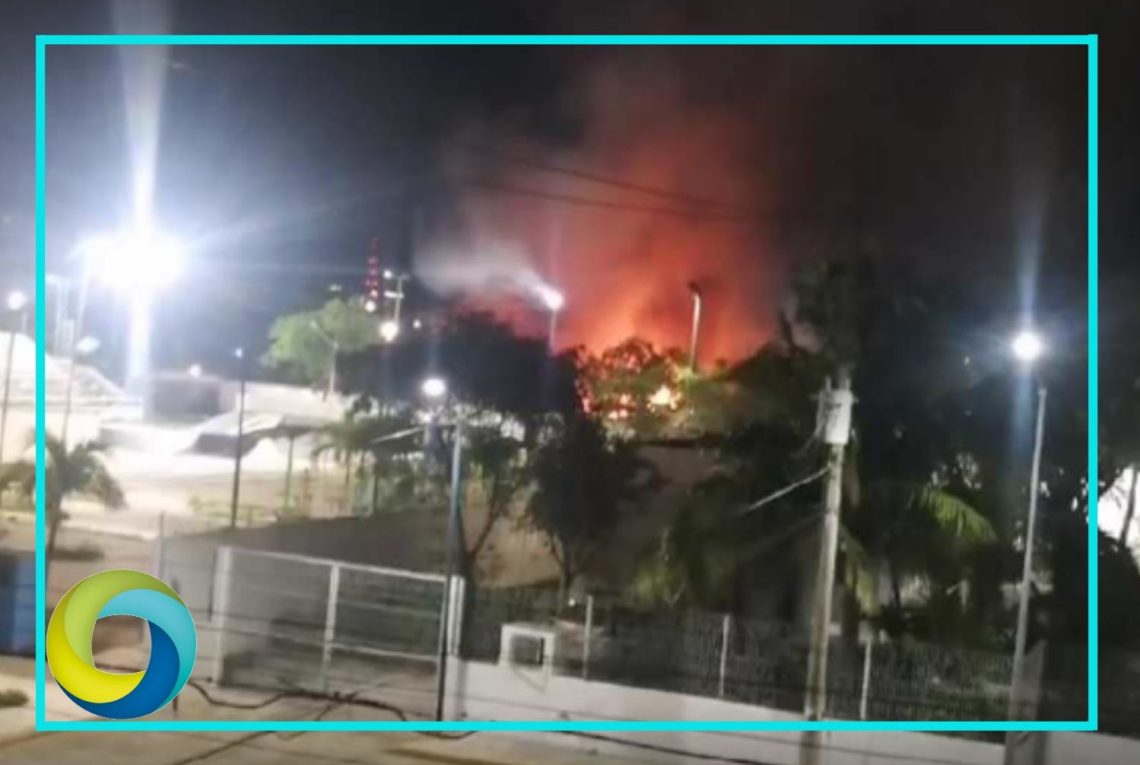 Incendio provoca daños en al menos cinco palapas en la R-234 de Cancún