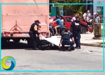 Muere motociclista al impactarse contra un camión en Playa del Carmen; su acompañante resultó herido de gravedad