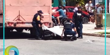 Muere motociclista al impactarse contra un camión en Playa del Carmen; su acompañante resultó herido de gravedad