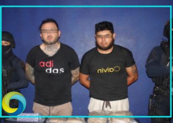 Detienen a dos sujetos en posesión de varias dosis de droga y cartuchos útiles en Cancún
