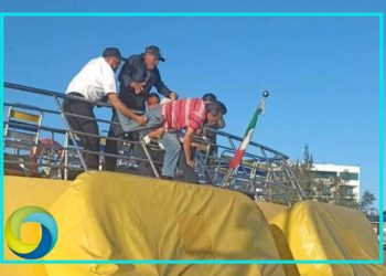 Hombre intenta arrojarse de una embarcación de Ultramar en Isla Mujeres