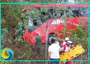 Fuerte accidente vehicular: Autobús de ADO vuelca en la autopista Cancún-Mérida; hay 6 lesionados