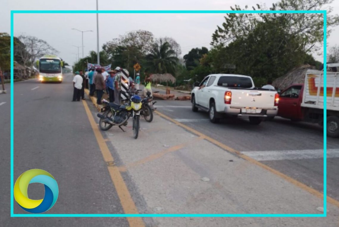 Ejidatarios bloquean la carretera a Mérida vía corta como manifestación contra la SICT por el pago de indemnizaciones