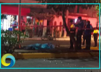Muere motociclista al perder el control y chocar en un paso peatonal de Playa del Carmen