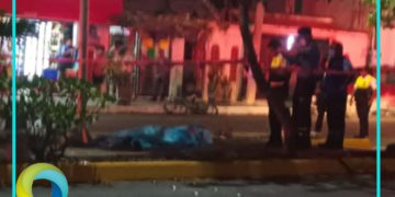 Muere motociclista al perder el control y chocar en un paso peatonal de Playa del Carmen