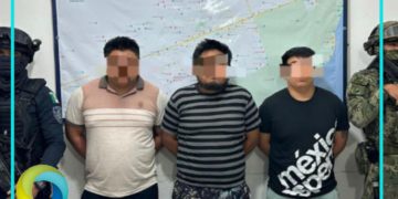 Detienen a tres presuntos narcomenudistas a bordo de un taxi en Tulum