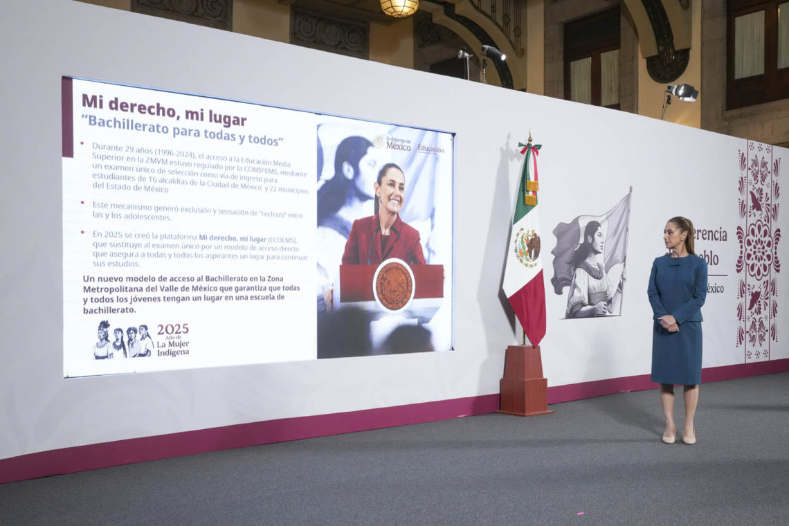 Cuauhtémoc, Ciudad de México. 25 de agosto 2025. La presidenta constitucional de los Estados Unidos Mexicanos, la Doctora Claudia Sheinbaum Pardo en conferencia de prensa matutina en el salón de la Tesorería de Palacio Nacional. La acompañan: Mario Delgado Carrillo, secretario de Educación Pública; Tania Rodríguez Mora; Subsecretaria de Educación Media Superior; Iván Escalante, Procurador Federal del Consumidor (Profeco) y Diana Aurora Correa, subdirectora de Diseño Digital y Medios Sociales en la Unidad de Memoria Histórica. Foto: Hazel Cárdenas/Presidencia