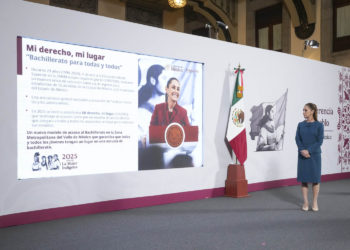 Cuauhtémoc, Ciudad de México. 25 de agosto 2025. La presidenta constitucional de los Estados Unidos Mexicanos, la Doctora Claudia Sheinbaum Pardo en conferencia de prensa matutina en el salón de la Tesorería de Palacio Nacional. La acompañan: Mario Delgado Carrillo, secretario de Educación Pública; Tania Rodríguez Mora; Subsecretaria de Educación Media Superior; Iván Escalante, Procurador Federal del Consumidor (Profeco) y Diana Aurora Correa, subdirectora de Diseño Digital y Medios Sociales en la Unidad de Memoria Histórica. Foto: Hazel Cárdenas/Presidencia