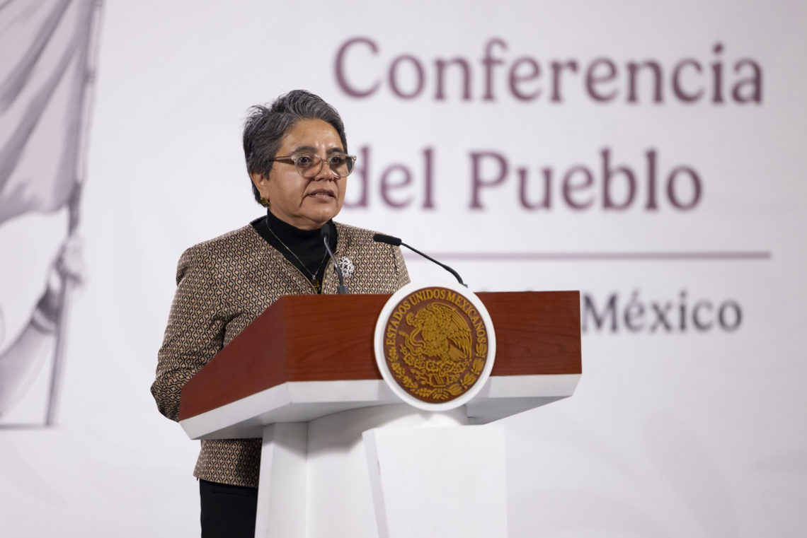 Cuauhtémoc, Ciudad de México, México, 29 de agosto de 2025. 
La doctora Claudia Sheinbaum Pardo, presidenta Constitucional de los Estados Unidos Mexicanos en conferencia de prensa matutina, “Conferencia del Pueblo”, en el Salón Tesorería de Palacio Nacional. La acompañan Raquel Buenrostro Sánchez, secretaria Anticorrupción y de Buen Gobierno y Bulmaro Juárez Pérez, divulgador de lenguas indígenas, presentador de la sección “Suave Patria”. 
Foto: Presidencia
