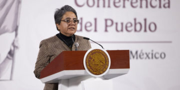 Cuauhtémoc, Ciudad de México, México, 29 de agosto de 2025. 
La doctora Claudia Sheinbaum Pardo, presidenta Constitucional de los Estados Unidos Mexicanos en conferencia de prensa matutina, “Conferencia del Pueblo”, en el Salón Tesorería de Palacio Nacional. La acompañan Raquel Buenrostro Sánchez, secretaria Anticorrupción y de Buen Gobierno y Bulmaro Juárez Pérez, divulgador de lenguas indígenas, presentador de la sección “Suave Patria”. 
Foto: Presidencia