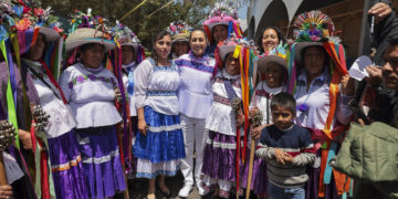 Amealco, Querétaro, México. 3 de agosto 2025. La presidenta constitucional de los Estados Unidos Mexicanos, la Doctora Claudia Sheinbaum Pardo en Asamblea del Fondo de Aportaciones para la Infraestructura Social para Pueblos y Comunidades Indígenas y Afromexicanas (FAISPIAM). Acompañan a la presidenta: Rosa Icela Rodríguez Velázquez, secretaria de Gobernación; Ariadna Montiel, secretaria de Bienestar; Leticia Ramirez coordinadora de asuntos gubernamentales; Gloria Cruz, comunidad San Juan; Rosalinda de Jesús Blas, tesorera de la comunidad de Iasopi y Adelfo Regino Montes, Director general del Instituto Nacional de los Pueblos Indígenas.

Foto: Gabriel Monroy /Presidencia