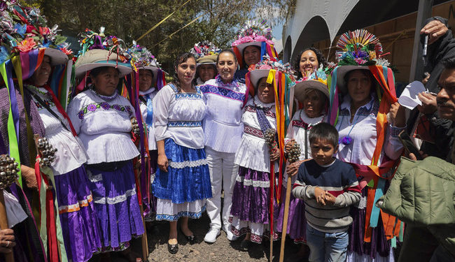 Amealco, Querétaro, México. 3 de agosto 2025. La presidenta constitucional de los Estados Unidos Mexicanos, la Doctora Claudia Sheinbaum Pardo en Asamblea del Fondo de Aportaciones para la Infraestructura Social para Pueblos y Comunidades Indígenas y Afromexicanas (FAISPIAM). Acompañan a la presidenta: Rosa Icela Rodríguez Velázquez, secretaria de Gobernación; Ariadna Montiel, secretaria de Bienestar; Leticia Ramirez coordinadora de asuntos gubernamentales; Gloria Cruz, comunidad San Juan; Rosalinda de Jesús Blas, tesorera de la comunidad de Iasopi y Adelfo Regino Montes, Director general del Instituto Nacional de los Pueblos Indígenas.

Foto: Gabriel Monroy /Presidencia