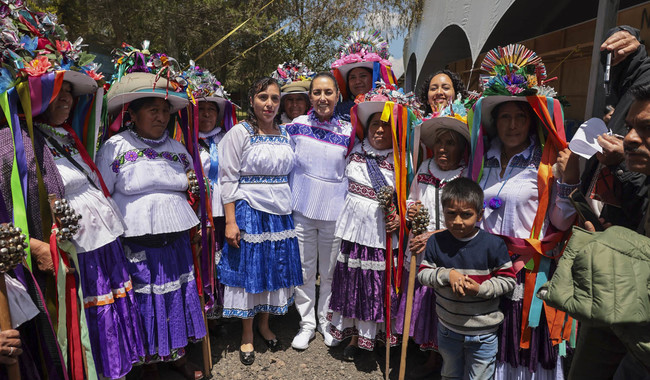 Amealco, Querétaro, México. 3 de agosto 2025. La presidenta constitucional de los Estados Unidos Mexicanos, la Doctora Claudia Sheinbaum Pardo en Asamblea del Fondo de Aportaciones para la Infraestructura Social para Pueblos y Comunidades Indígenas y Afromexicanas (FAISPIAM). Acompañan a la presidenta: Rosa Icela Rodríguez Velázquez, secretaria de Gobernación; Ariadna Montiel, secretaria de Bienestar; Leticia Ramirez coordinadora de asuntos gubernamentales; Gloria Cruz, comunidad San Juan; Rosalinda de Jesús Blas, tesorera de la comunidad de Iasopi y Adelfo Regino Montes, Director general del Instituto Nacional de los Pueblos Indígenas.

Foto: Gabriel Monroy /Presidencia