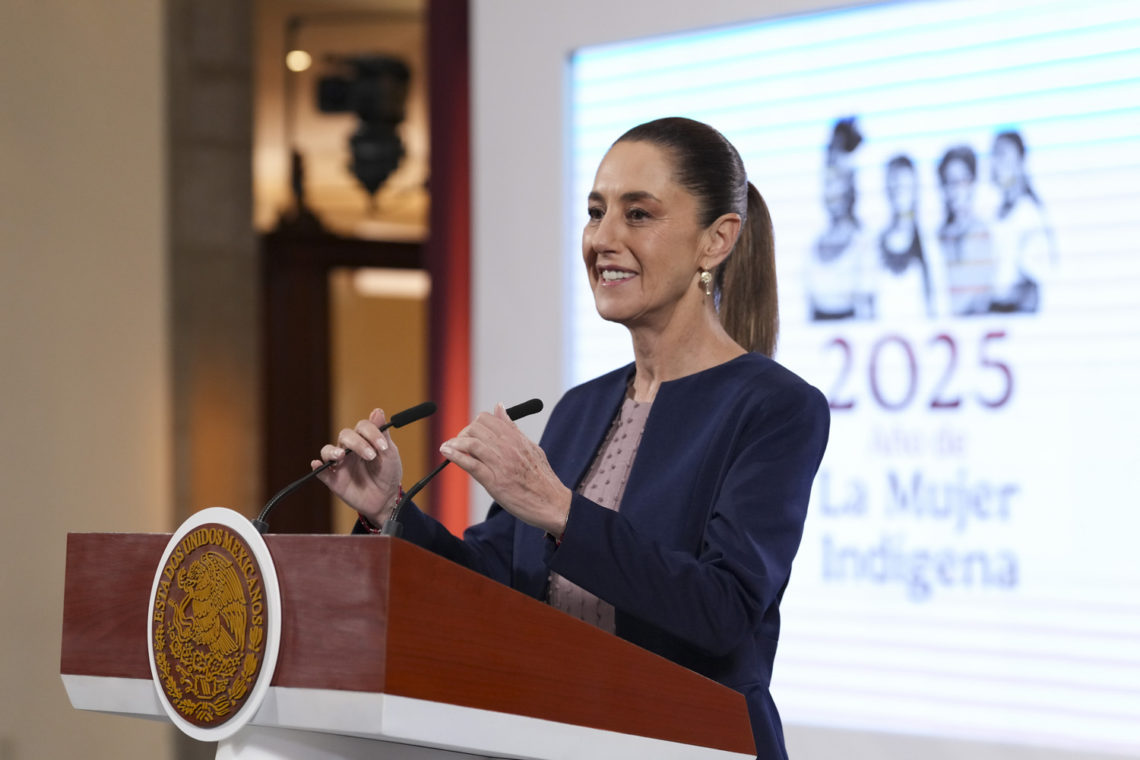 Cuauhtémoc, Ciudad de México, México, 10 de septiembre de 2025. 
La doctora Claudia Sheinbaum Pardo, presidenta Constitucional de los Estados Unidos Mexicanos en conferencia de prensa matutina, “Conferencia del Pueblo”, en el Salón Tesorería de Palacio Nacional. La acompañan Édgar Amador Zamora, secretario de Hacienda y Crédito Público; Bertha Gómez Castro, subsecretaria de Egresos de la Secretaría de Hacienda y Credito Público; María del Carmen Bonilla, subsecretaria de Hacienda y Crédito Público; Rodrigo Mariscal, titular de la Unidad de Planeación Económica y Miguel Ángel Elorza Vásquez, coordinador de Infodemia. 
Foto: Presidencia